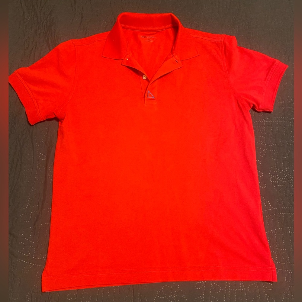 Red untuckit polo shirt
